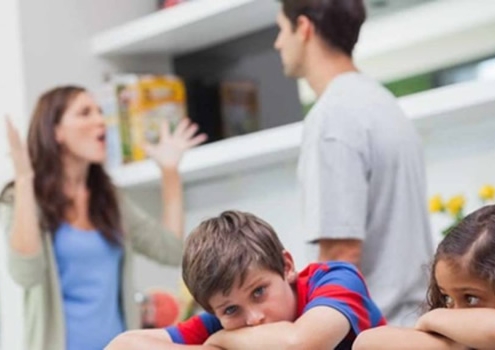 quién debe hacer frente a los gastos escolares en las parejas divorciadas