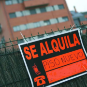 Propietario e inquilino revisando contrato de arrendamiento en Toledo