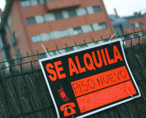 Propietario e inquilino revisando contrato de arrendamiento en Toledo