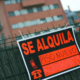 Propietario e inquilino revisando contrato de arrendamiento en Toledo