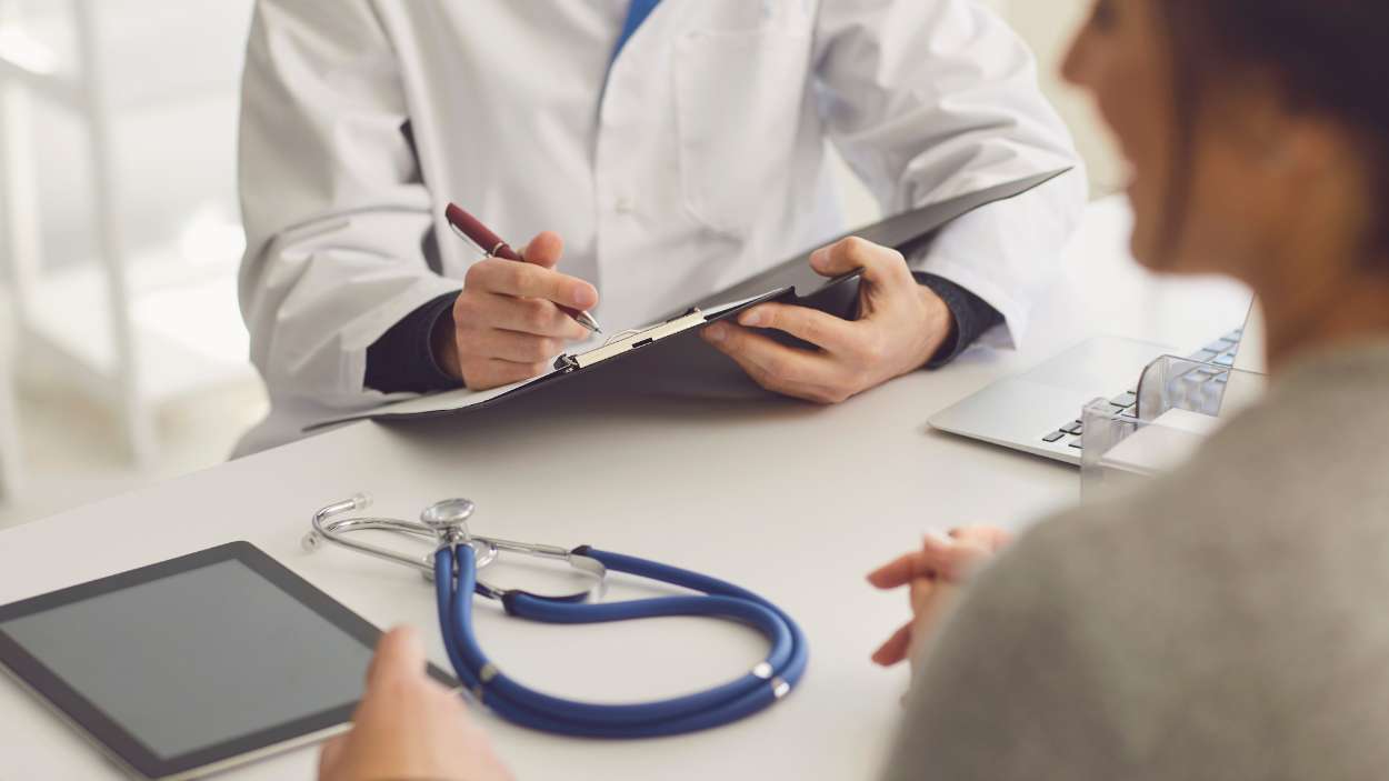 Abogado laboral analizando documentación de despido en baja médica Toledo