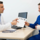 Trabajadora revisando carta de despido durante baja médica en Toledo