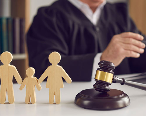 Familia con hijos durante proceso de divorcio en Toledo